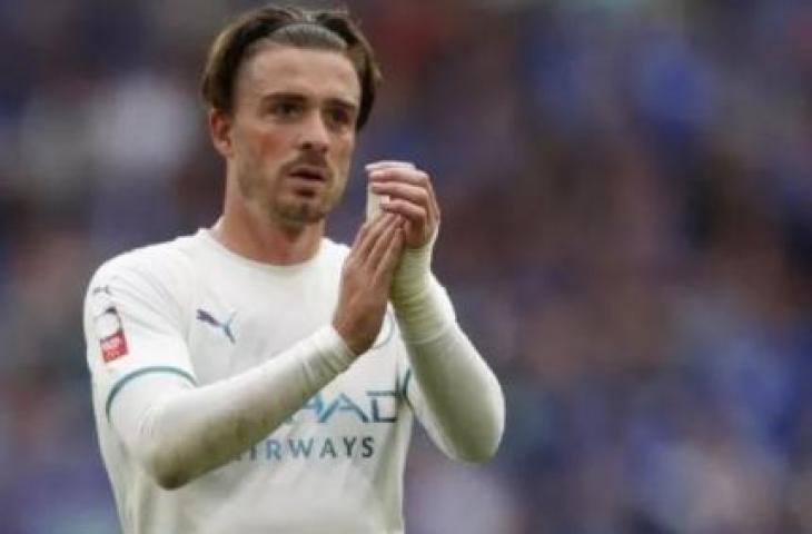 Gelandang serang Manchester City, Jack Grealish memberikan aplaus pada suporter usai laga Community Shield 2021 kontra Leicester City di Wembley, London, Minggu (8/8/2021) dini hari WIB. [Adrian DENNIS / AFP]