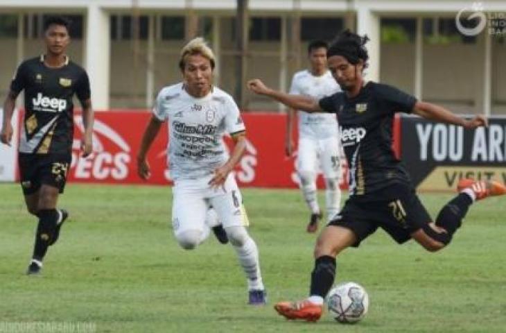 Gelandang Dewa United, Ade Suhendra (kanan) bersiap melepas umpan dibayangi pemain Rans Cilagon FC, Asri Akbar dalam laga perdana Liga 2 2021 Grup B di Stadion Madya Senayan, Jakarta. [Ligaindonesiabaru.com]