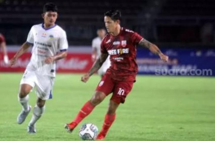 Aksi Irfan Bachdim saat perkuat Persis Solo kontra PSIM Yogyakarta di Stadion Manahan, Solo, Senin (15/11/2021). [Suara.com/Ronald Seger Prabowo]