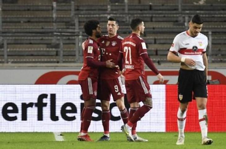 Robert Lewandowski dan Serge Gnabry rayakan gol saat Bayern Munich lumat Stuttgart 5-0. (THOMAS KIENZLE / AFP)