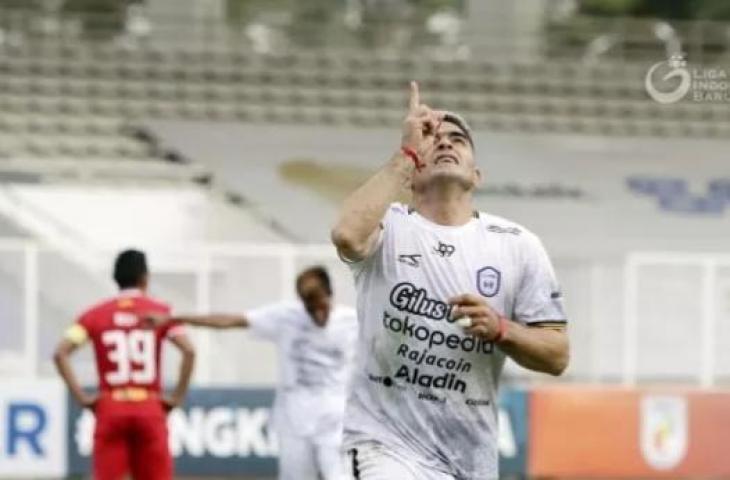 Striker Rans Cilegon FC, Cristian Gonzales berselebrasi usai mencetak gol ke gawang Badak Lampung dalam laga Grup B Liga 2 2021 di Stadion Madya Senayan, Jakarta. [PT Liga Indonesia Baru]