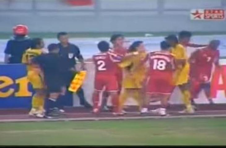 Tensi tinggi pertandingan Timnas Indonesia melawan Malaysia di semifinal Piala AFF 2004. (Youtube)