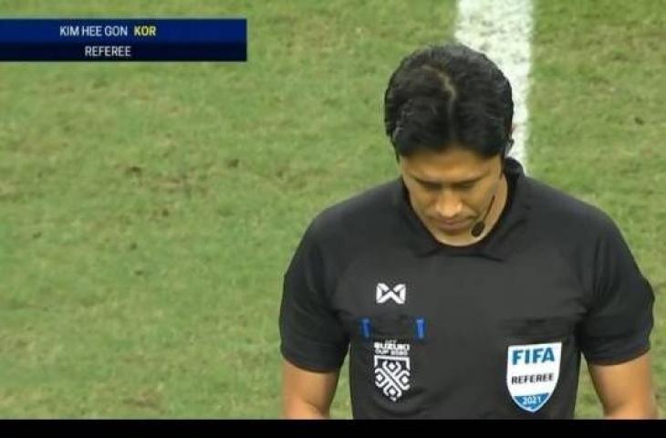 Wasit asal Korea Selatan Kim Hee Gon yang beberapa kali salah mengambil keputusan di laga Indonesia vs Singapura pada semifinal Piala AFF 2020, Rabu (22/12/2021). (Sumber: Tangkapan Layar Vidio.com)