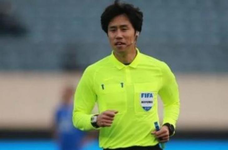 Wasit asal Korea Selatan Kim Hee-gon. STR / AFP