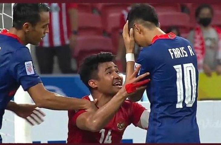 Momen Asnawi Mangkualam mendatangi pemain Singapura, Faris Ramli usai gagal cetak gol dari penalti. (Twitter)