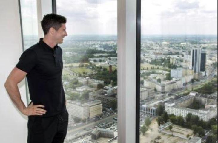 Robert Lewandowski di apartemen mewahnya. (Dok. Thu Sun/CEN/Zlota44)