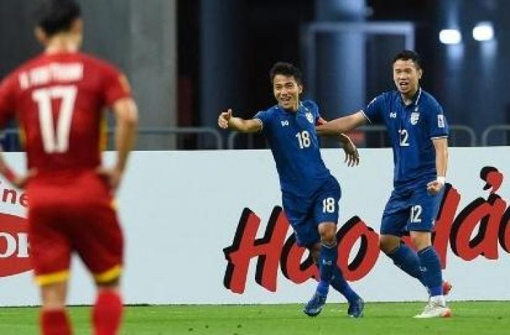 Thanawat Suengchitthawon dan Chanathip Songkrasin di Piala AFF 2020. (Roslan Rahman/AFP)