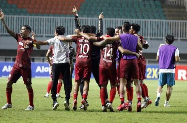 Pemain Persis Solo melakukan selebrasi usai juara Liga 2 2021. (ANTARA FOTO/Yulius Satria Wijaya)