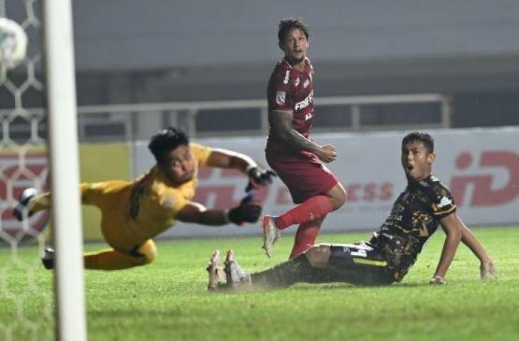 Aksi striker Persis Solo, Irfan Bachdim menembakkan bola ke gawang Rans Cilegon FC dalam final Liga 2 2021 di Stadion Pakansari, Cibinong, Kabupaten Bogor, Jawa Barat, Kamis (30/12/2021). (ANTARA FOTO/Aditya Pradana Putra/pras)