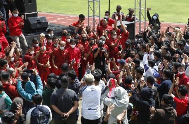 Sejumlah pesepak bola Persis Solo mengarak Piala Liga 2 di hadapan suporter Pasoepati saat acara Merayakan Pertemuan Sambernyawa Juara di Stadion Sriwedari, Solo, Jawa Tengah, Minggu (9/1/2022). (Antara/Maulana Surya)