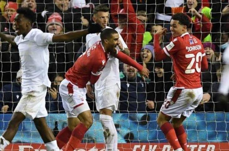 Mengenakan jersey dominan putih-putih, Arsenal justru kalah 0-1 dari Nottingham Forest dan tersingkir dari ajang Piala FA. (AFP)