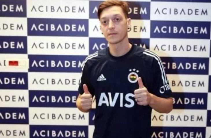 Mesut Ozil saat berseragam Fenerbahce. (© twitter.com/Fenerbahce)