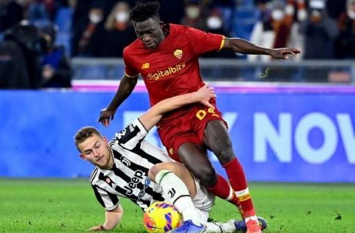 Aksi Dejan Kulusevski berduel dengan Felix Afena saat Juventus kalahkan AS Roma 4-3. (ALBERTO PIZZOLI / AFP)