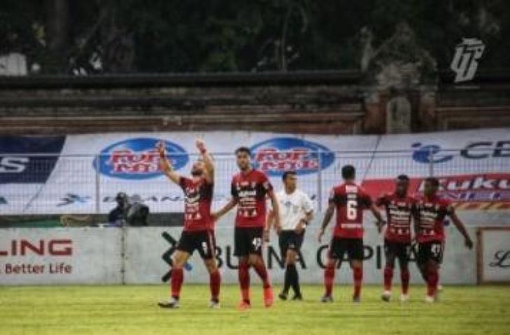 Para pemain Bali United merayakan gol Ilija Spasojevic pada laga BRI Liga 1 kontra Barito Putera di Stadion Ngurah Rai, Denpasar, Bali, Minggu (9/1/2022) petang WIB. [dok. PT Liga Indonesia Baru]