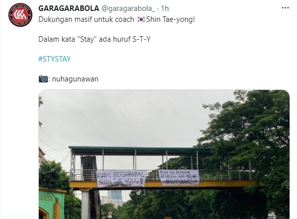 Spanduk dukungan untuk Shin Tae-yong dan desakan terhadap Haruna Soemitro. (Twitter/@garagarabola_)