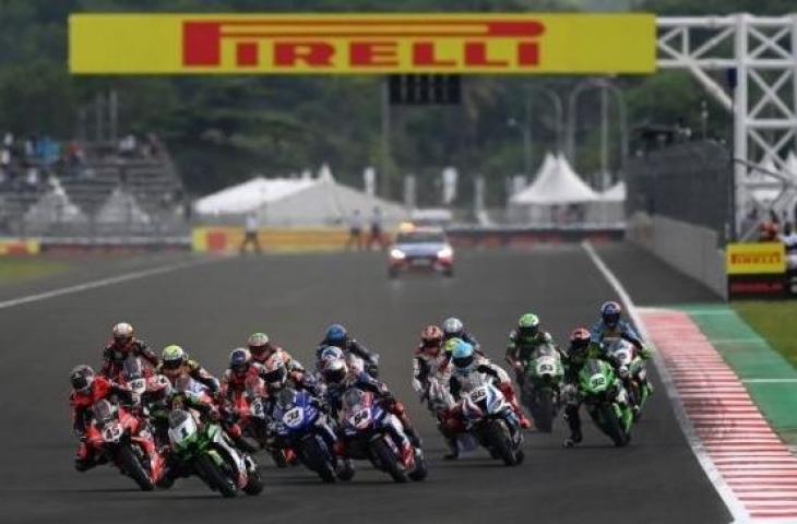 Sejumlah pembalap memacu motornya dalam race 1 WorldSBK seri Indonesia 2021 di Pertamina Mandalika International Street Circuit, Lombok Tengah, Nusa Tenggara Barat (NTB), Minggu (21/11/2021). (ANTARA FOTO/SIGID KURNIAWAN)