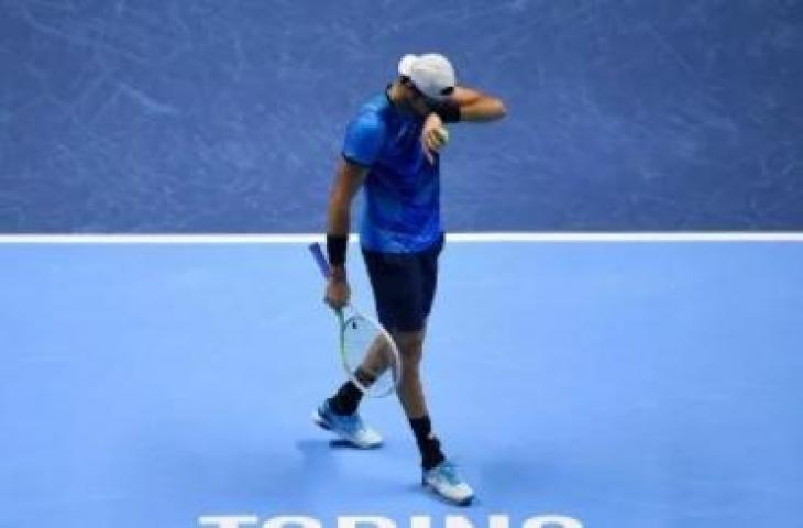 Petenis Italia Matteo Berrettini bereaksi setelah mengalami cedera dan mundur dari pertandingan babak penyisihan grup melawan Alexander Zverev dari Jerman dalam ATP Finals di Turin, Italia, Minggu (14/11/2021). Marco BERTORELLO / AFP.