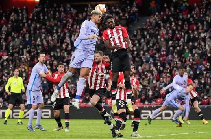 Pemain Barcelona Ronald Araujo berebut bola dengan penggawa Athletic Bilbao Inaki Williams di Copa Del Rey, Kamis (20/1/2022). (AFP/CESAR MANSO)