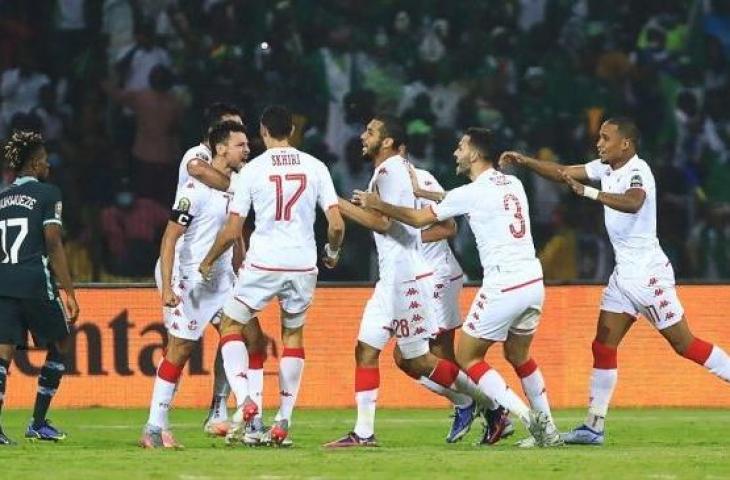 Para pemain Tunisia merayakan gol kemenangan atas Nigeria di ajang Piala Afrika 2021 yang berlangsung Senin (24/1/2022) dini hari WIB. (AFP)