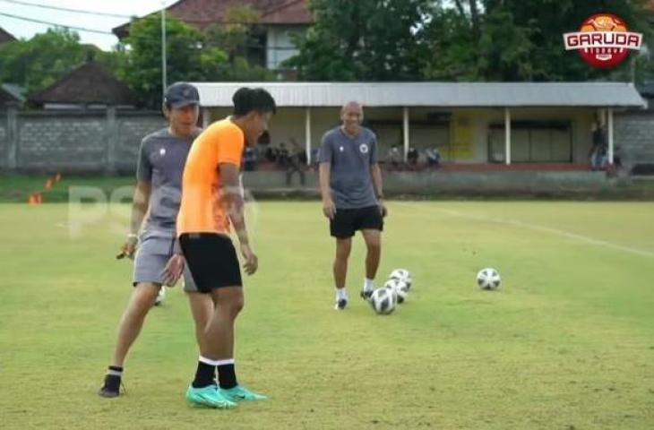 Momen Shin Tae-yong memberi pelajaran ke pemain Timnas Indonesia karena salah oper. (Youtube/PSSITV)