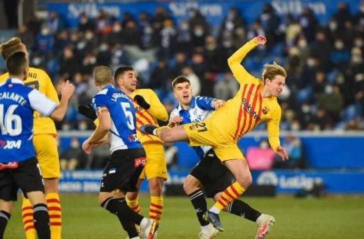 Aksi Frenkie De Jong saat bantu Barcelona kalahkan Deportivo Alaves 1-0 dalam lanjutan Liga Spanyol. (AFP)