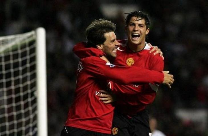 Potret Cristiano Ronaldo dan Ruud van Nistelrooy saat sama-sama berseragam Manchester United. (MARTYN HARRISON / AFP)