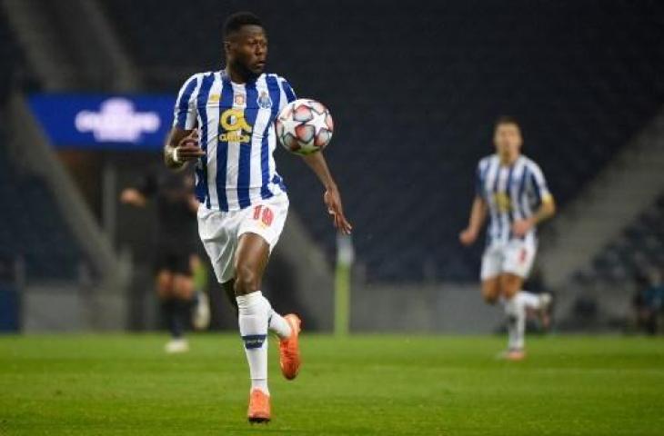 Chancel Mbemba saat bermain bersama Porto. (MIGUEL RIOPA / POOL / AFP)