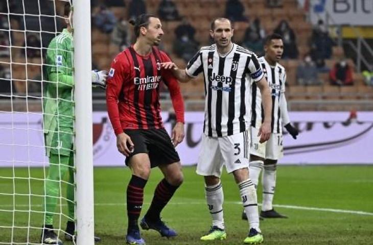 Aksi Zlatan Ibrahimovic saat AC Milan ditahan imbang Juventus 0-0 dalam lanjutan Liga Italia. (ALBERTO PIZZOLI / AFP)