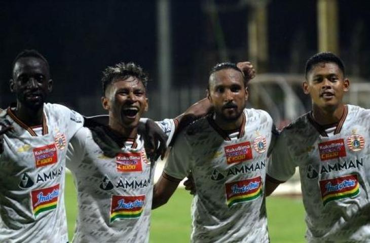 Pesepak bola Persija Jakarta Taufik Hidayat (kanan) berselebrasi bersama rekannya Rohit Chand Osvaldo Ardiles Haay dan Makan Konate usai mencetak gol ke gawang Persita Tangerang saat pertandingan Liga 1 di Stadion I Gusti Ngurah Rai, Denpasar, Bali, Rabu (26/1/2022). (ANTARA FOTO/FIKRI YUSUF)