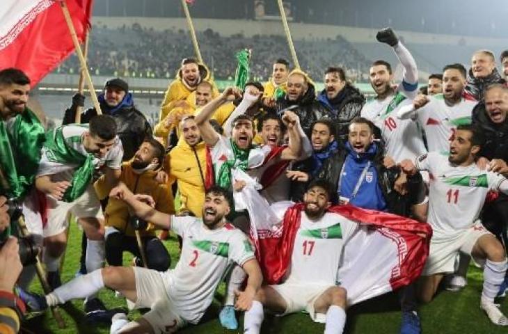 Para pemain Timnas Iran melakukan selebrasi usai lolos ke Piala Dunia 2022. (ATTA KENARE / AFP)