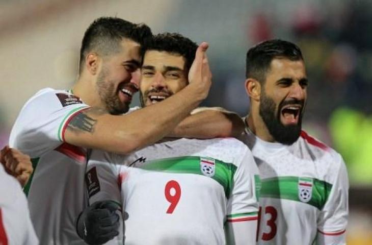 Para pemain Timnas Iran melakukan selebrasi usai lolos ke Piala Dunia 2022. (ATTA KENARE / AFP)