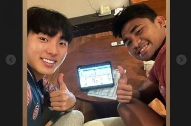 Anak Shin Tae-yong, Shin Jae-hyuk dan Asnawi Mangkualam menonton laga Timnas Indonesia melawan Timor Leste, Kamis (27/01/22) WIB. (Instagram)