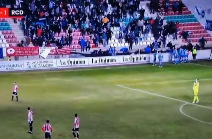 Tribune stadion ambruk saat suporter merayakan gol kemenangan Deportivo La Coruna. (Youtube)