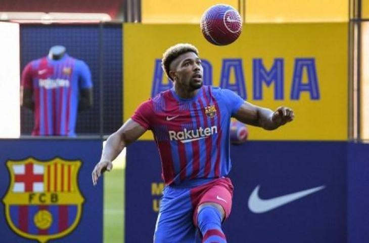 Adama Traore saat diperkenalkan sebagai pemain baru Barcelona. (LLUIS GENE / AFP)