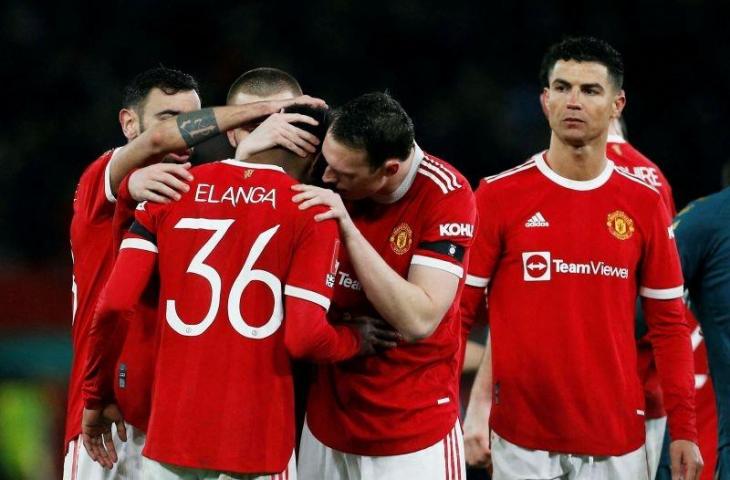 Para pemain MU menghibur Anthony Elanga setelah gagal mencetak gol dalam adu penalti melawan Middlesbrough di putaran keempat Piala FA pada 5 Februari 2022. ANTARA/REUTERS/CRAIG BROUGH