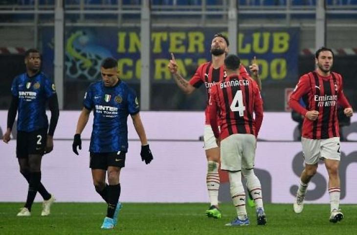 Penyerang AC Milan, Olivier Giroud merayakan gol ke gawang Inter Milan dalam lanjutan Liga Italia. (ISABELLA BONOTTO / AFP)