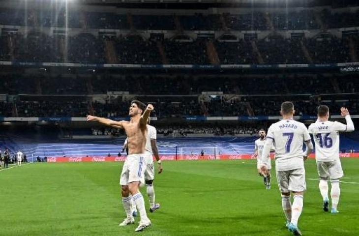 Gelandang Real Madrid, Marco Asensio (kiri) merayakan golnya pada pertandingan lawan Granada dalam lanjutan Liga Spanyol di Santiago Bernabeu. (OSCAR DEL POZO / AFP)