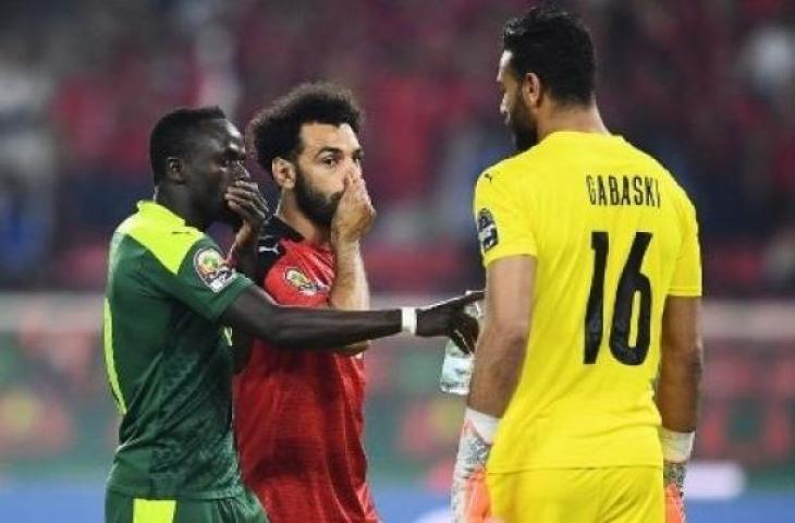 Psywar Mo Salah dan Sadio Mane saat Senegal dapat hadiah penalti. (CHARLY TRIBALLEAU / AFP)