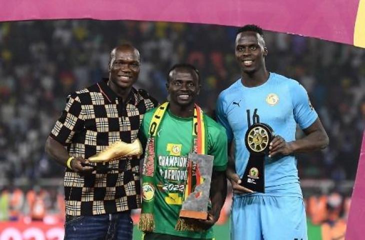 Tiga pemain Timnas Senegal, Edouard Mendy, Sadio Mane, dan Vincent Aboubakar meraih penghargaan pemain terbaik Piala Afrika 2021. (CHARLY TRIBALLEAU / AFP)