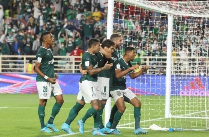 Selebrasi pemain Palmeiras usai bobol gawang Al Ahly di ajang Piala Dunia Antarklub 2021. (KARIM SAHIB / AFP)