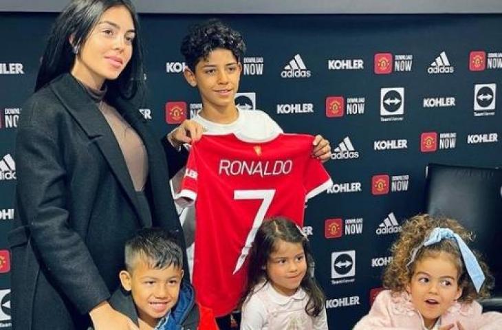 Cristiano Ronaldo Jr gabung Manchester United U-12. (Instagram/@georginagio)