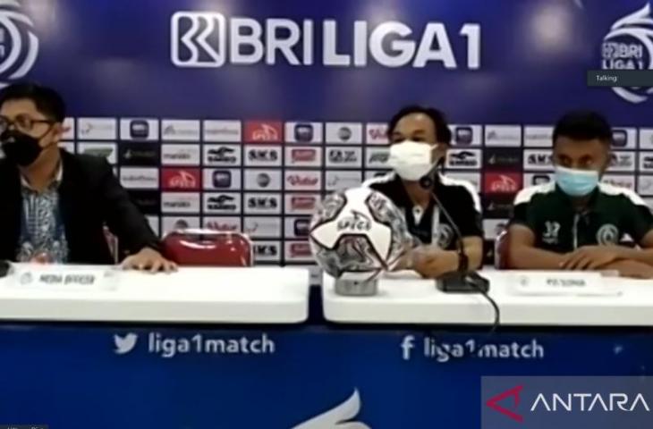 Asisten pelatih PSS Sleman Guntur Cahyo Utomo (tengah) didampingi pemain Bagas Umar (kanan) berbicara pada sesi konferensi pers virtual seusai pertandingan melawan Persib Bandung pada pekan ke-24 Liga 1 di Stadion Kapten I Wayan Dipta, Gianyar, Bali, Jumat (11/2/2022). (ANTARA/Aldi Sultan)