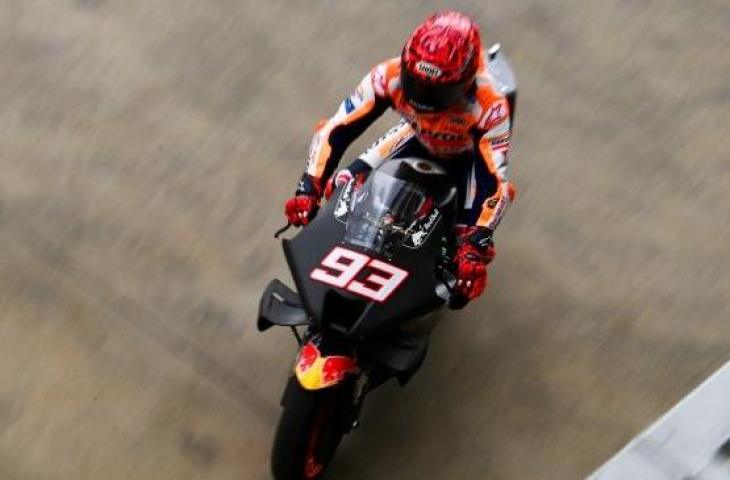 Pembalap Repsol Honda Team MotoGP Marc Marquez melaju di depan paddock saat sesi tes pramusim MotoGP 2022 di Pertamina Mandalika International Street Circuit, Lombok Tengah, NTB, Jumat (11/2/2022). [ANTARA FOTO/Andika Wahyu]