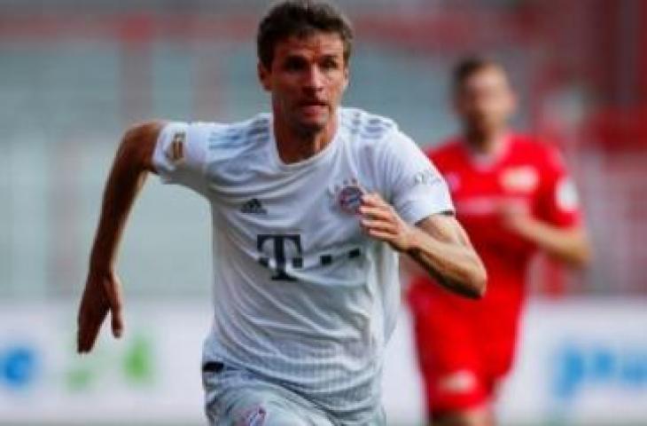 Penyerang Bayern Munich, Thomas Muller beraksi pada laga kontra Union Berlin dalam lanjutan Bundesliga 2019/2020 di Stadion An der Alten Försterei, Berlin, Jerman, Senin (18/5/2020) dini hari WIB. [HANNIBAL HANSCHKE / POOL / AFP]