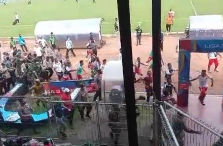 Suasana keciruhan saat pertandingan antara Persedikab Kediri melawan Maluku FC di Babak 32 Besar, Putaran Nasional Liga 3 2021/2022 di Stadion Brawijaya, Kediri, Jawa Timur, Kamis (17/2/2022). ANTARA Jatim/ HO-tangkapan layar