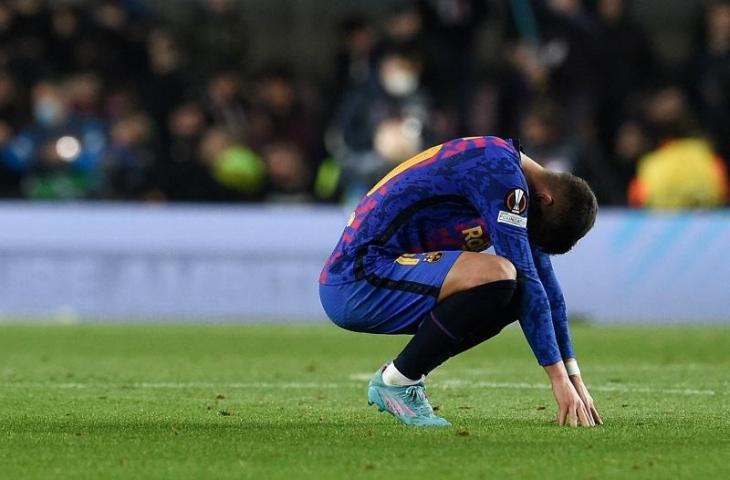 Striker Barcelona, Ferran Torres menangis saat Blaugrana diimbangi Napoli 1-1 di babak playoff Liga Europa, Jumat (18/2/2022) dini hari WIB. (AFP/Josep LAGO)