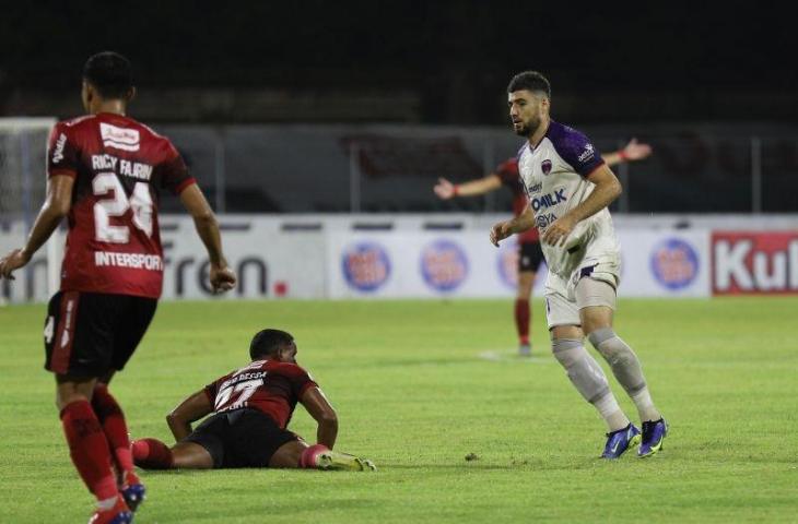 Pemain Persita Tangerang Nuriddin Davronov (kanan) ketika bermain melawan Bali United pada pekan ke-20 Liga 1 di Stadion I Gusti Ngurah Rai, Denpasar, Bali. (17/1/2022). (ANTARA/HO-Persita)