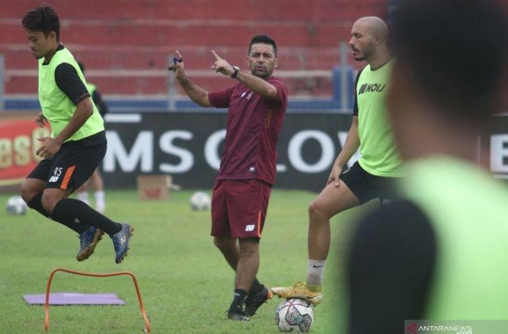 Pelatih Persik Kediri Javier Roca (tengah) memberikan arahan kepada pemain saat memimpin latihan di Stadion Brawijaya, Kota Kediri, Jawa Timur, Senin (15/11/2021). ANTARA FOTO/Prasetia Fauzani/hp