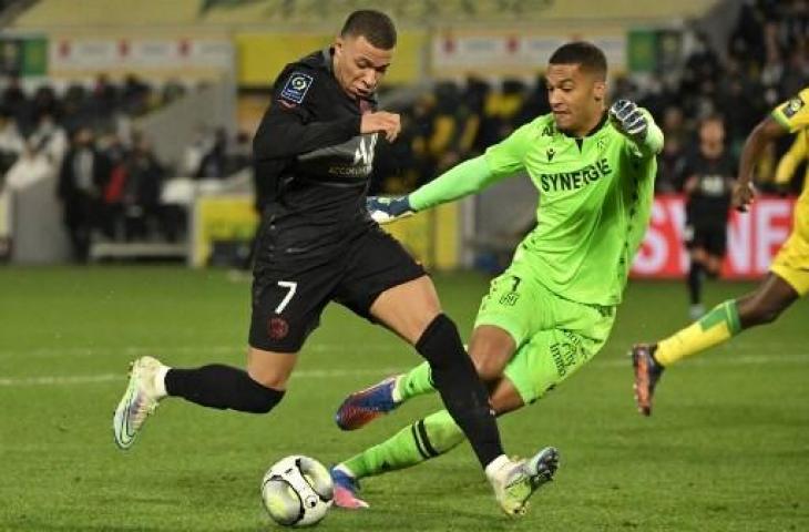 Kiper Nantes, Alban Lafont saat menghalau Kylian Mbappe untuk cetak gol. (SEBASTIEN SALOM-GOMIS / AFP)