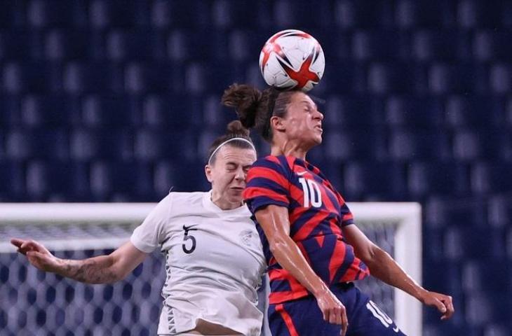 Bek Timnas wanita Selandia Baru, Meikayla Moore (kiri) lawan Amerika Serikat OlimpiadeTokyo 2020. (AFP/Ayaka Naito)